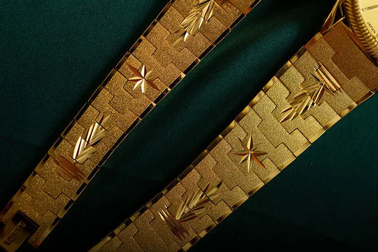 2021 new lovers' Watch Gold Plated watch no fading calendar watch quartz watch retro carved Korean gold men's Watch