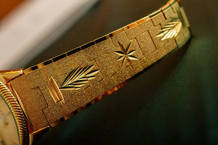 2021 new lovers' Watch Gold Plated watch no fading calendar watch quartz watch retro carved Korean gold men's Watch