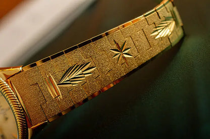 2021 new lovers' Watch Gold Plated watch no fading calendar watch quartz watch retro carved Korean gold men's Watch