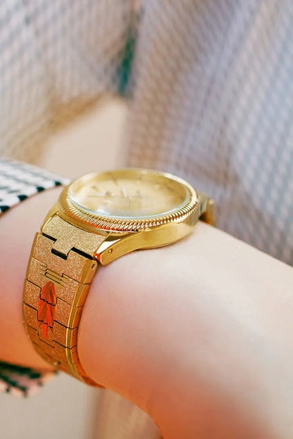 2021 new lovers' Watch Gold Plated watch no fading calendar watch quartz watch retro carved Korean gold men's Watch