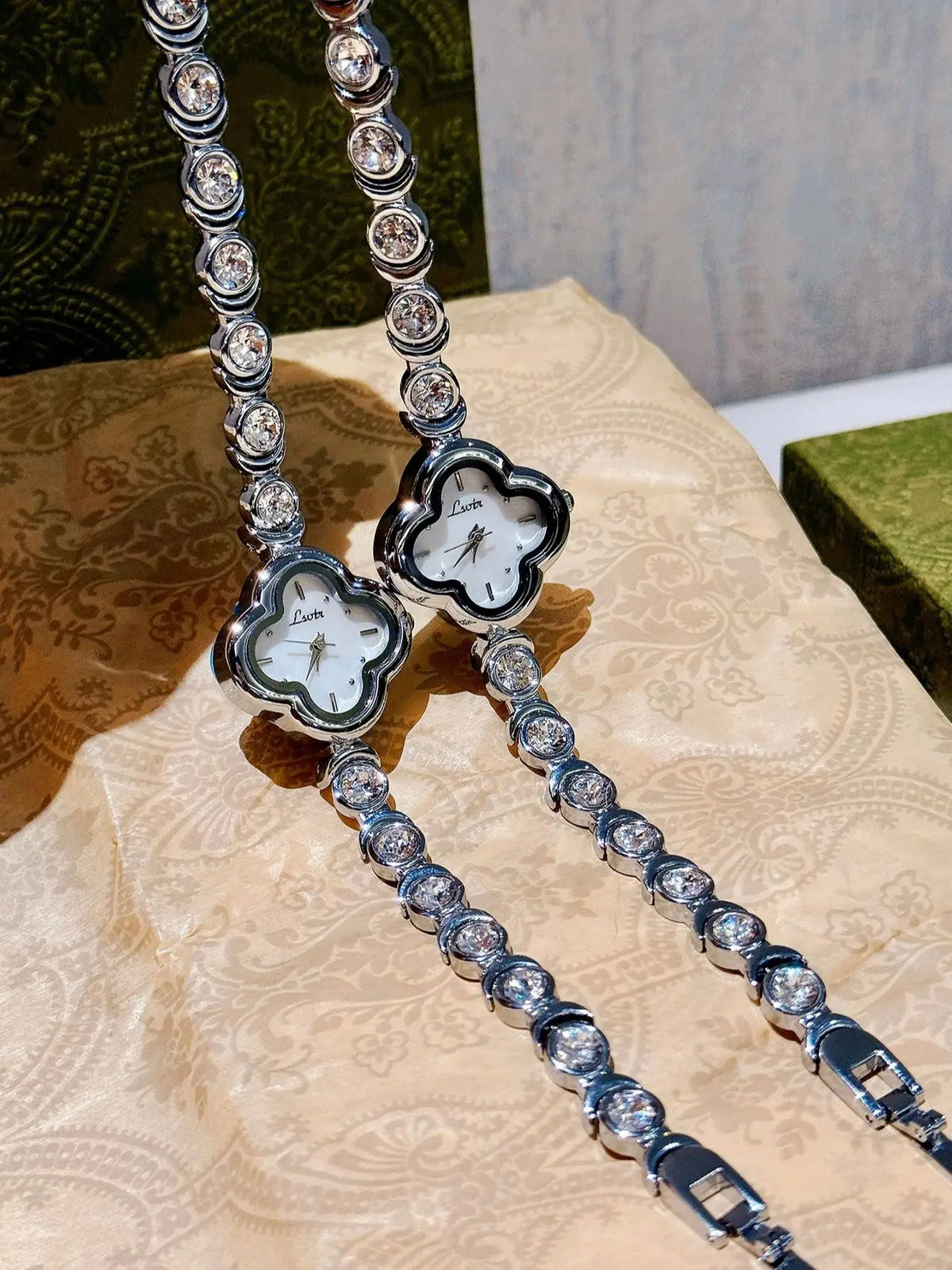 1 New Silver Inlaid 2 Carat Rhinestone Bracelet Ladies Watch Four-Leaf Clover Mother-of-Pearl Dial Waterproof Quartz Watch