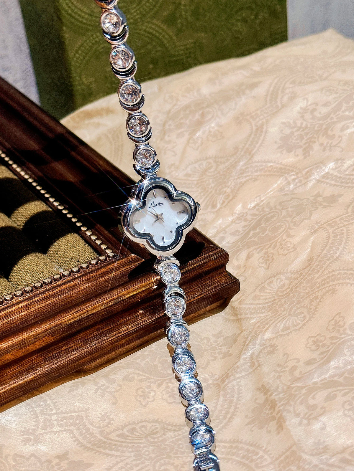 1 New Silver Inlaid 2 Carat Rhinestone Bracelet Ladies Watch Four-Leaf Clover Mother-of-Pearl Dial Waterproof Quartz Watch