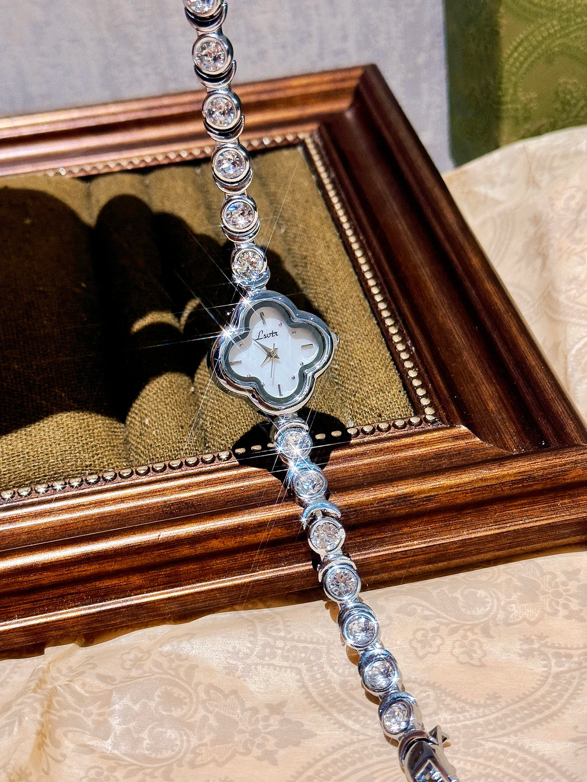 1 New Silver Inlaid 2 Carat Rhinestone Bracelet Ladies Watch Four-Leaf Clover Mother-of-Pearl Dial Waterproof Quartz Watch