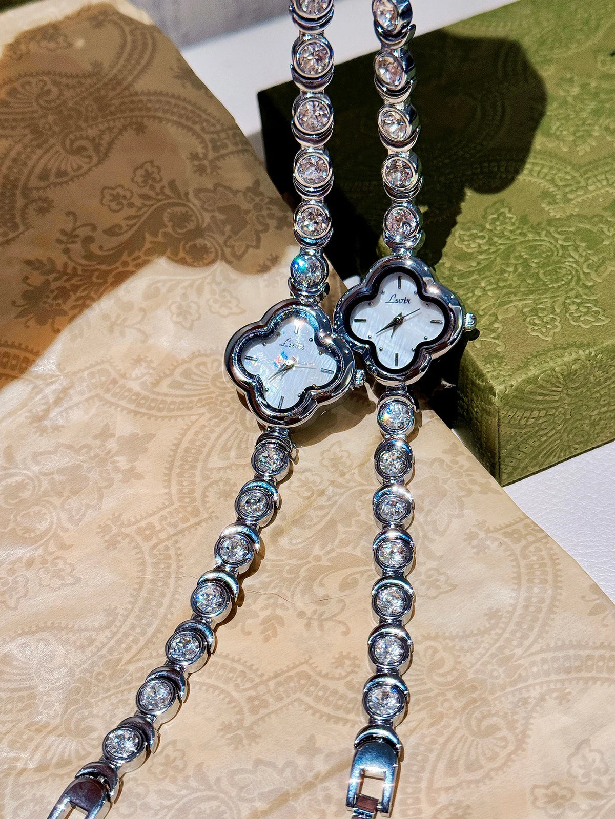 1 New Silver Inlaid 2 Carat Rhinestone Bracelet Ladies Watch Four-Leaf Clover Mother-of-Pearl Dial Waterproof Quartz Watch