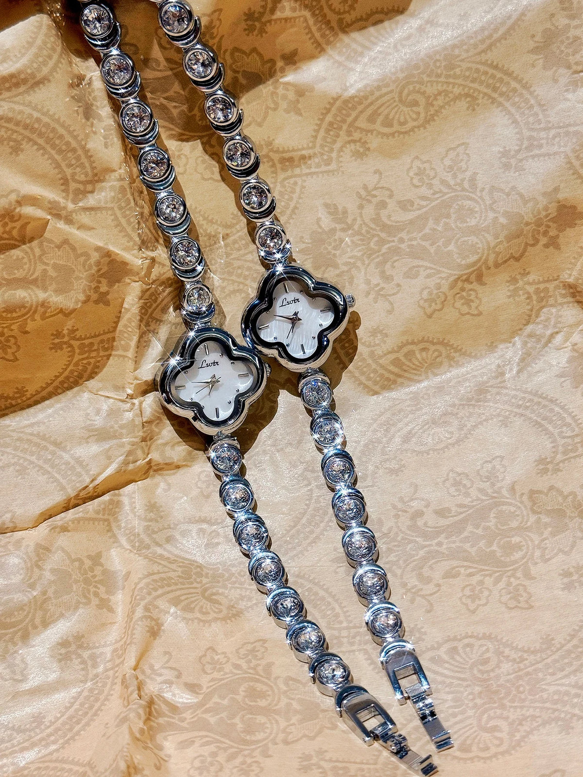 1 New Silver Inlaid 2 Carat Rhinestone Bracelet Ladies Watch Four-Leaf Clover Mother-of-Pearl Dial Waterproof Quartz Watch