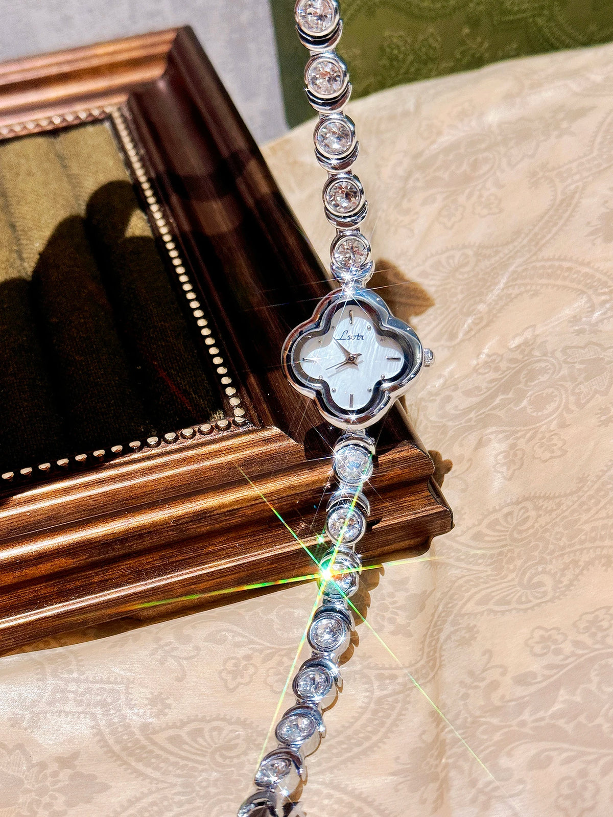 1 New Silver Inlaid 2 Carat Rhinestone Bracelet Ladies Watch Four-Leaf Clover Mother-of-Pearl Dial Waterproof Quartz Watch