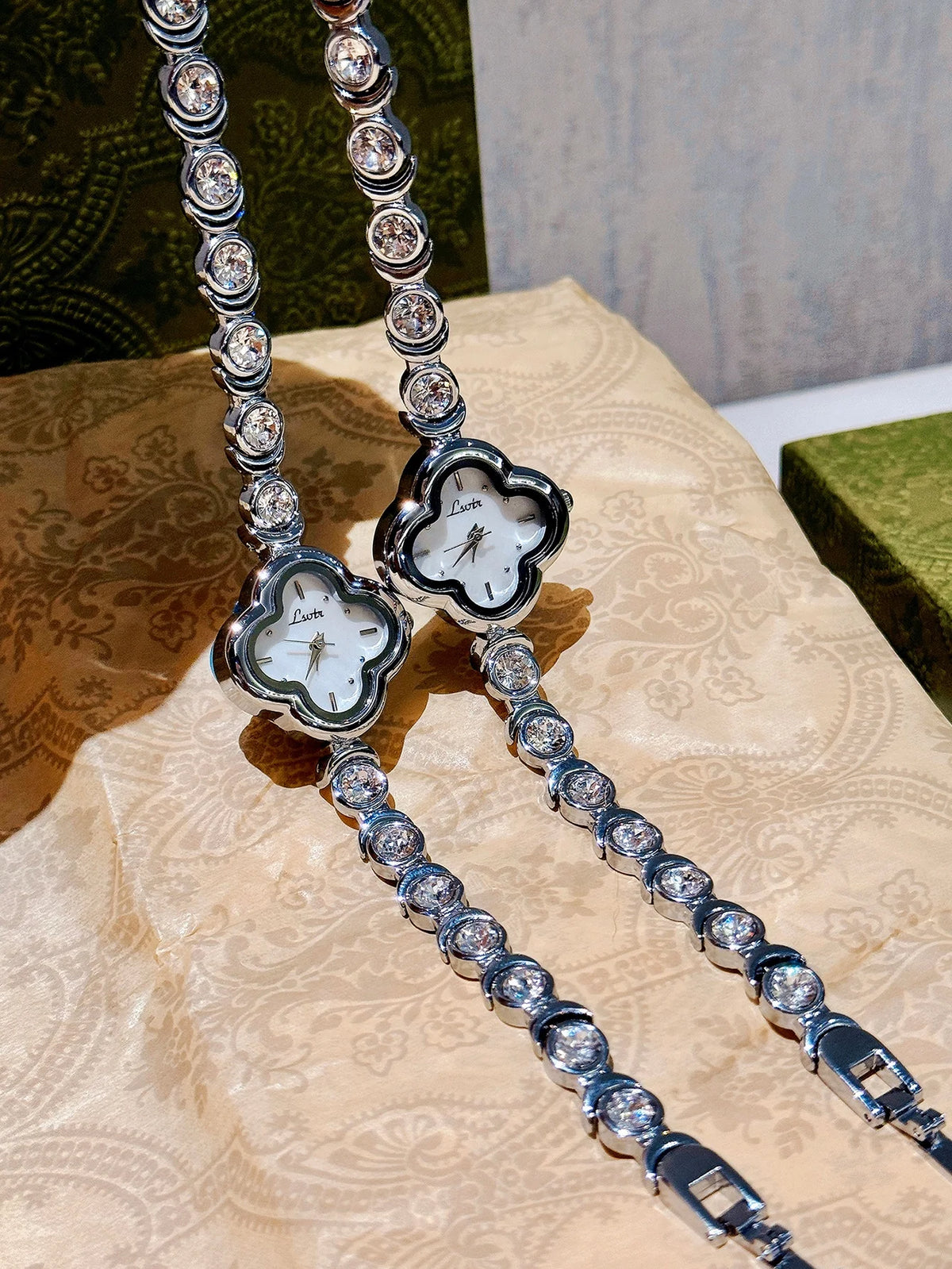 1 New Silver Inlaid 2 Carat Rhinestone Bracelet Ladies Watch Four-Leaf Clover Mother-of-Pearl Dial Waterproof Quartz Watch