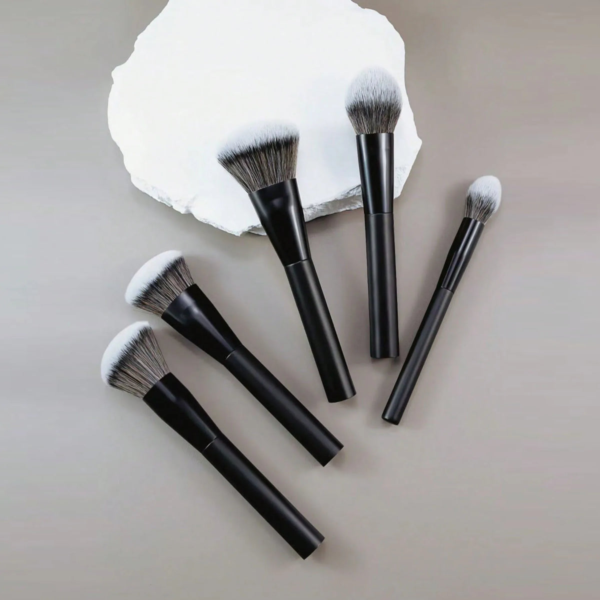 5-Piece Facial Makeup Brush Set: Foundation Brush, Loose Powder Brush, Blush Brush, Concealer Brush, Contour Brush, Blending Brush. High-End Makeup Brushes with Oil-Sprayed Handles for a Comfortable Feel. Professional-Grade M